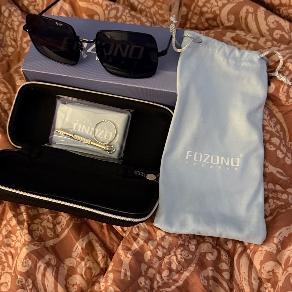 Fozono Black Sunglasses with Case - Picture 4 of 5